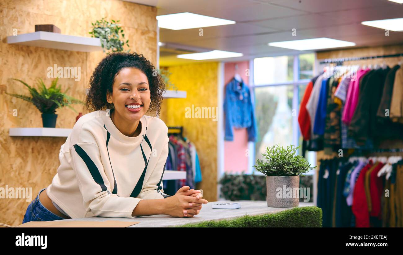 Porträt Einer Lächelnden Verkäuferin An Der Kasse Im Pop-Up-Mode- Oder Kleiderladen Stockfoto