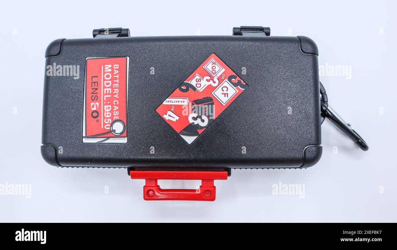 Draufsicht der Hartschalenkoffer zur Aufbewahrung des Kamerakkus und der sd-Karte. Karten- und Batteriespeicher, die wasserfest, witterungsbeständig und stoßfest sind Stockfoto