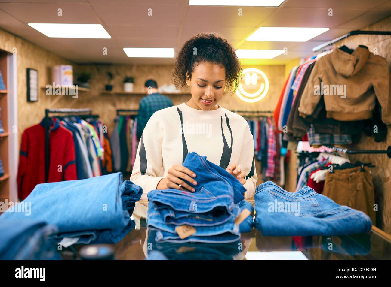 Weibliche Vertriebsassistentin Oder Kundensortierung Und Suche Nach Jeans Im Mode- Oder Bekleidungsgeschäft Stockfoto
