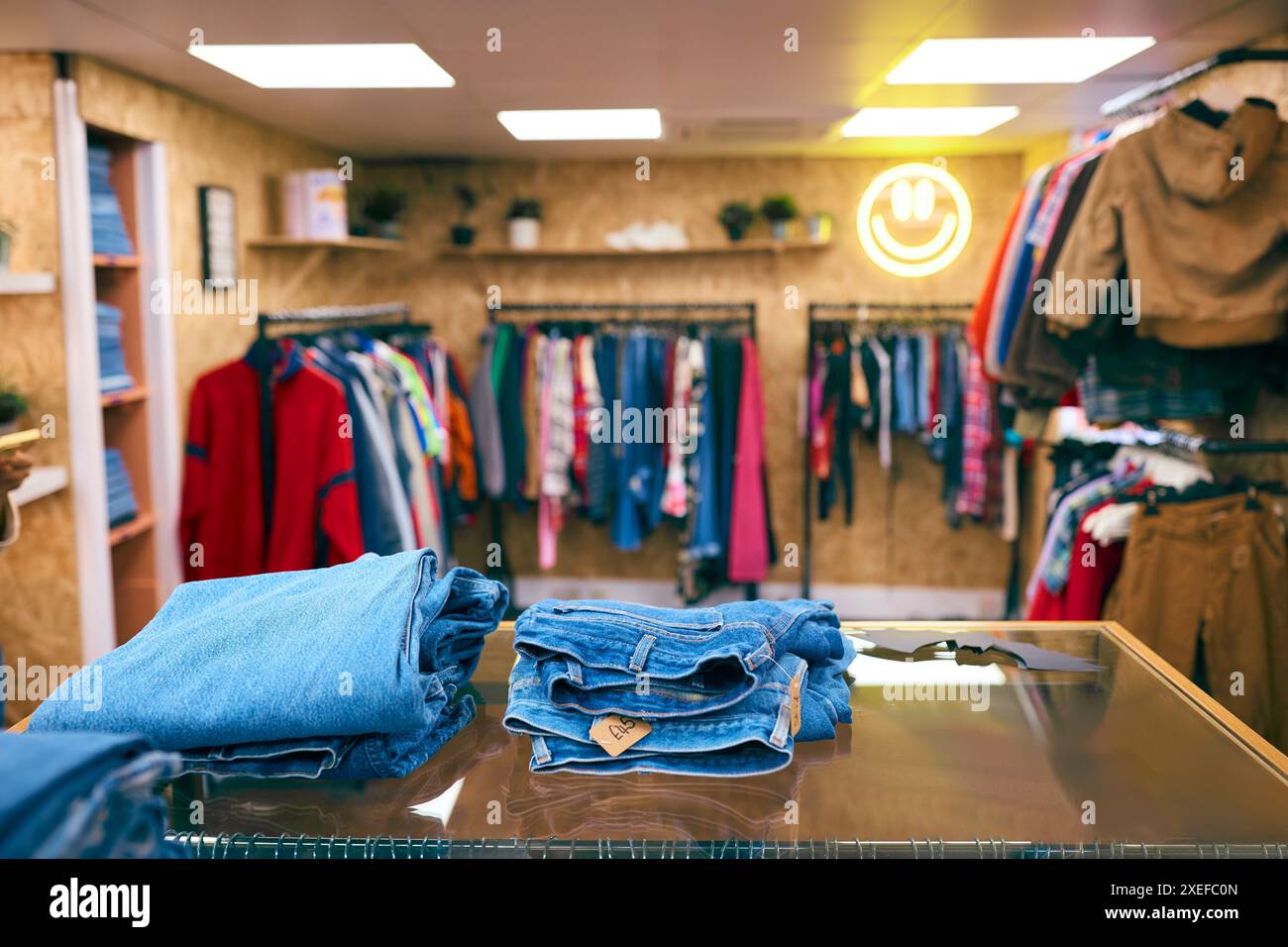 Ausstellung von Blue Denim Jeans am Tresen im Mode- oder Bekleidungsgeschäft Stockfoto