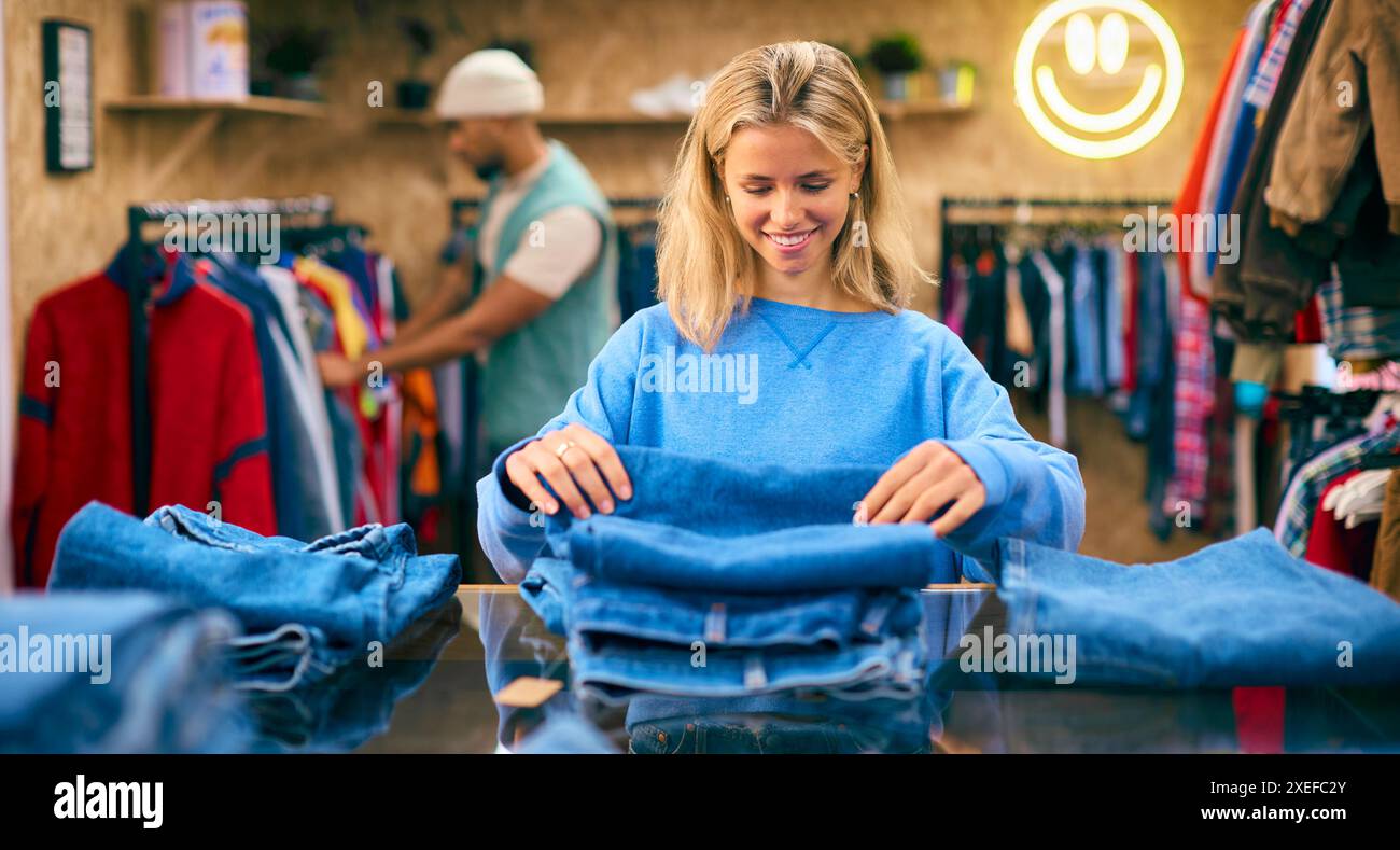 Weibliche Vertriebsassistentin Oder Kundensortierung Und Blick Auf Jeans Im Fashion Store Stockfoto