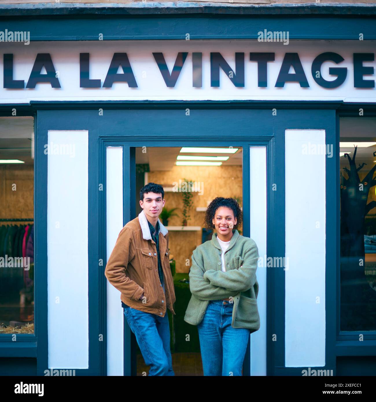 Porträt Von Vertriebsassistenten Oder Eigentümern, Die Außerhalb Von Mode- Oder Kleiderläden Stehen Stockfoto