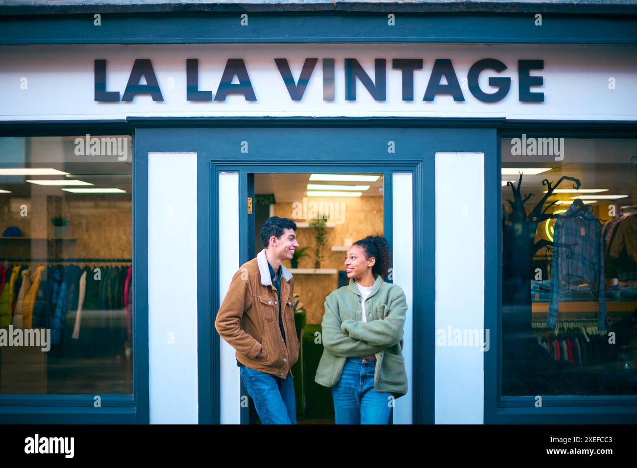 Porträt Von Vertriebsassistenten Oder Eigentümern, Die Außerhalb Von Mode- Oder Kleiderläden Stehen Stockfoto