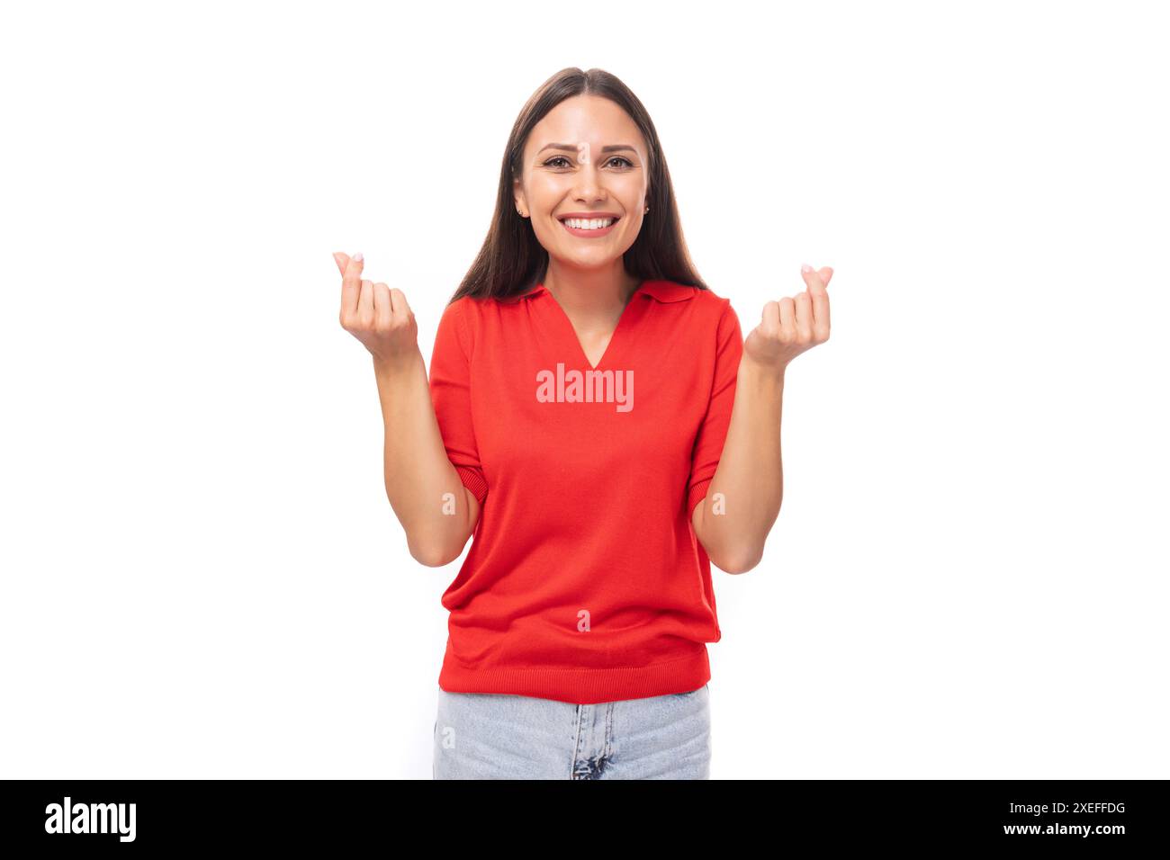 Eine 30-jährige emotionale Kaukasierin mit glatten dunklen Haaren, gekleidet in einem roten Hemd mit kurzen Ärmeln, geht durch Stockfoto