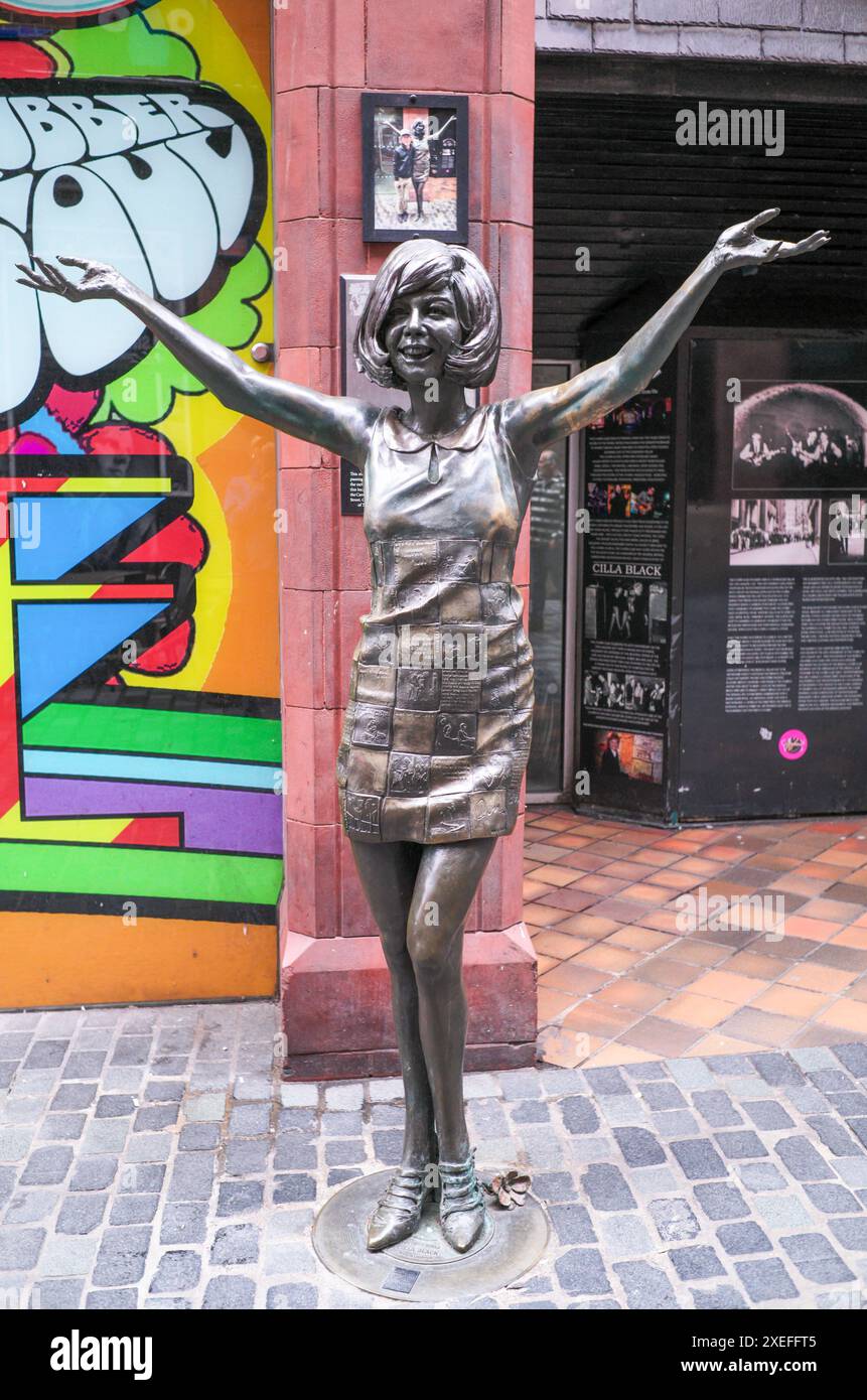 Cilla Black Skulptur im Cavern Walk in der Matthew Street, Liverpool Stockfoto