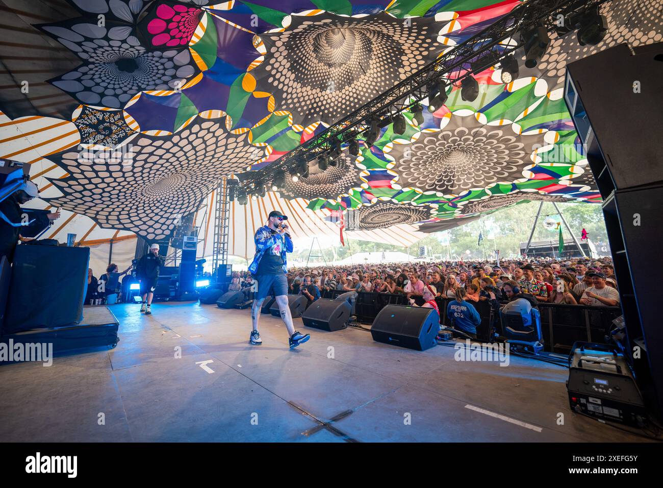 Der erste Musical-Act beginnt auf der Glade-Bühne, als Kurupt FM beim Glastonbury Festival auf der Worthy Farm in Somerset vor großen Menschenmassen auftritt. Bilddatum: Donnerstag, 27. Juni 2024. Stockfoto