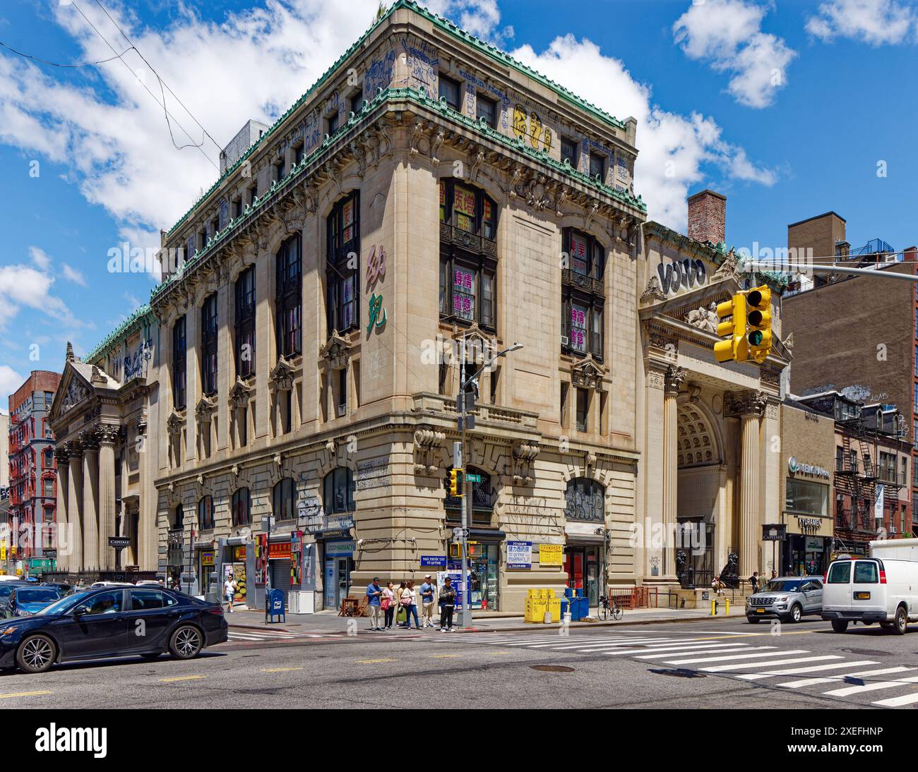 NYC Chinatown: Landmark Bowery Savings Bank, 130 Bowery, ist ein L-förmiges Gebäude um 124 Bowery, ebenfalls Teil der Bank, heute Veranstaltungsort. Stockfoto