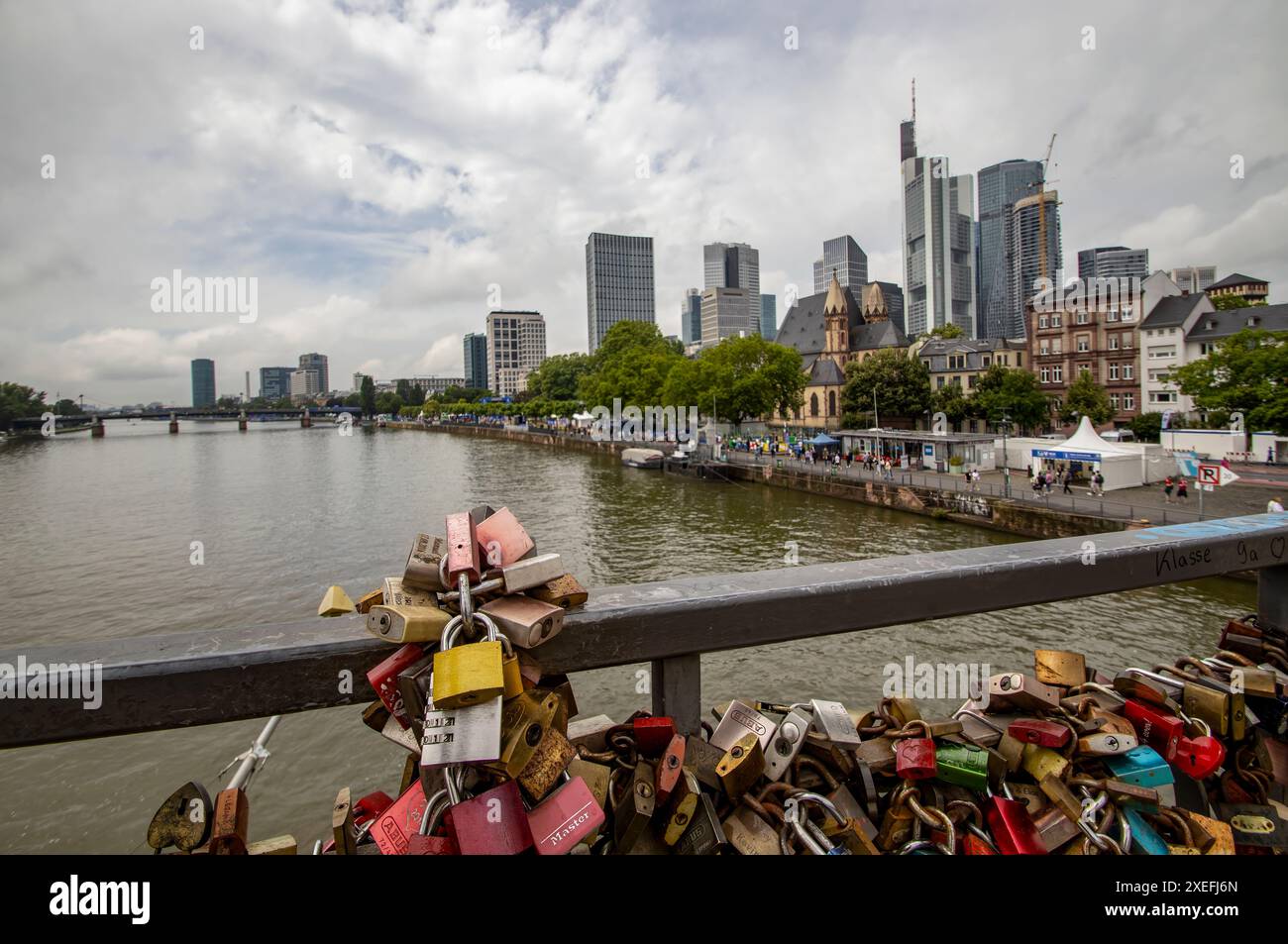 Liebe Vorhängeschlösser auf der Eisernen Fußbrücke in Frankfurt Stockfoto