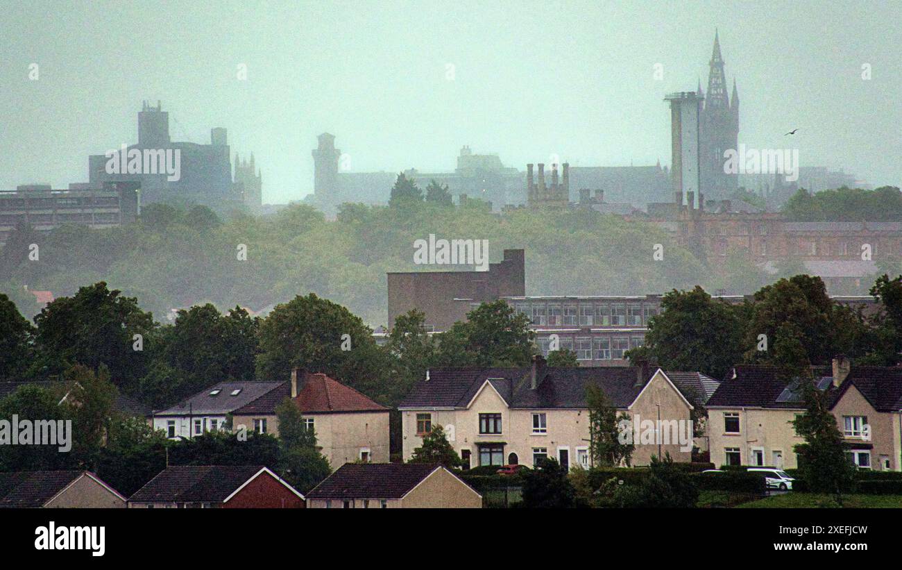 Glasgow, Schottland, Großbritannien. 27. Juni 2024: Das Wetter in Großbritannien: Starke Winde und sintflutartige Regenfälle im Westende sahen nur begrenzt aus, da die Stadt hinter einer Regenmauer versteckt war. Credit Gerard Ferry/Alamy Live News Stockfoto