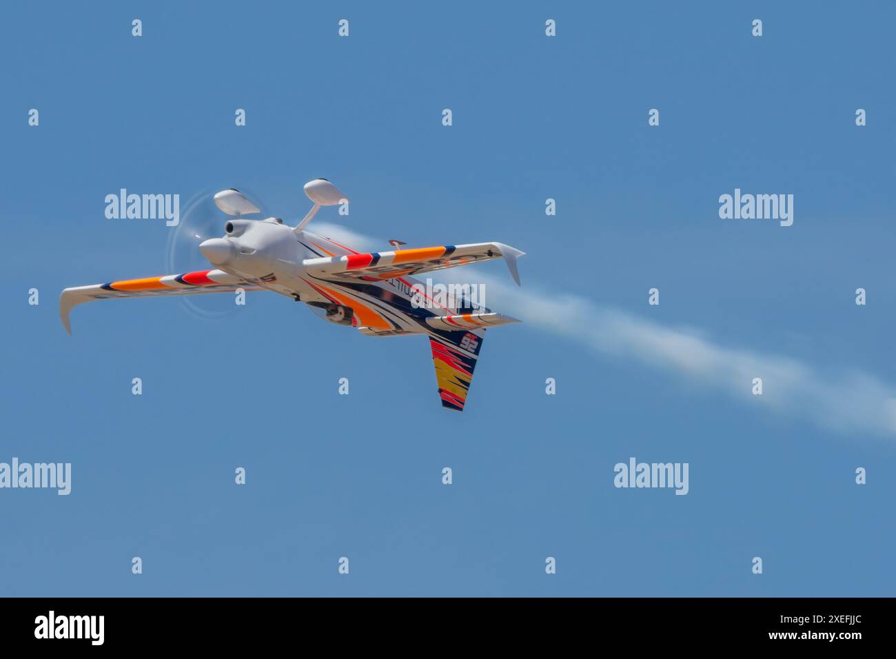 Zivko Aeronautics Edge 540 im Umkehrflug während des Beja Air Festivals Stockfoto