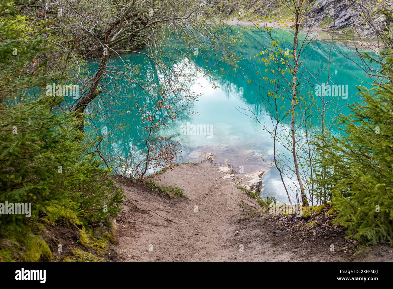 Blauer See im Harz bei RÃ¼beland mit türkisfarbenem Wasser Stockfoto