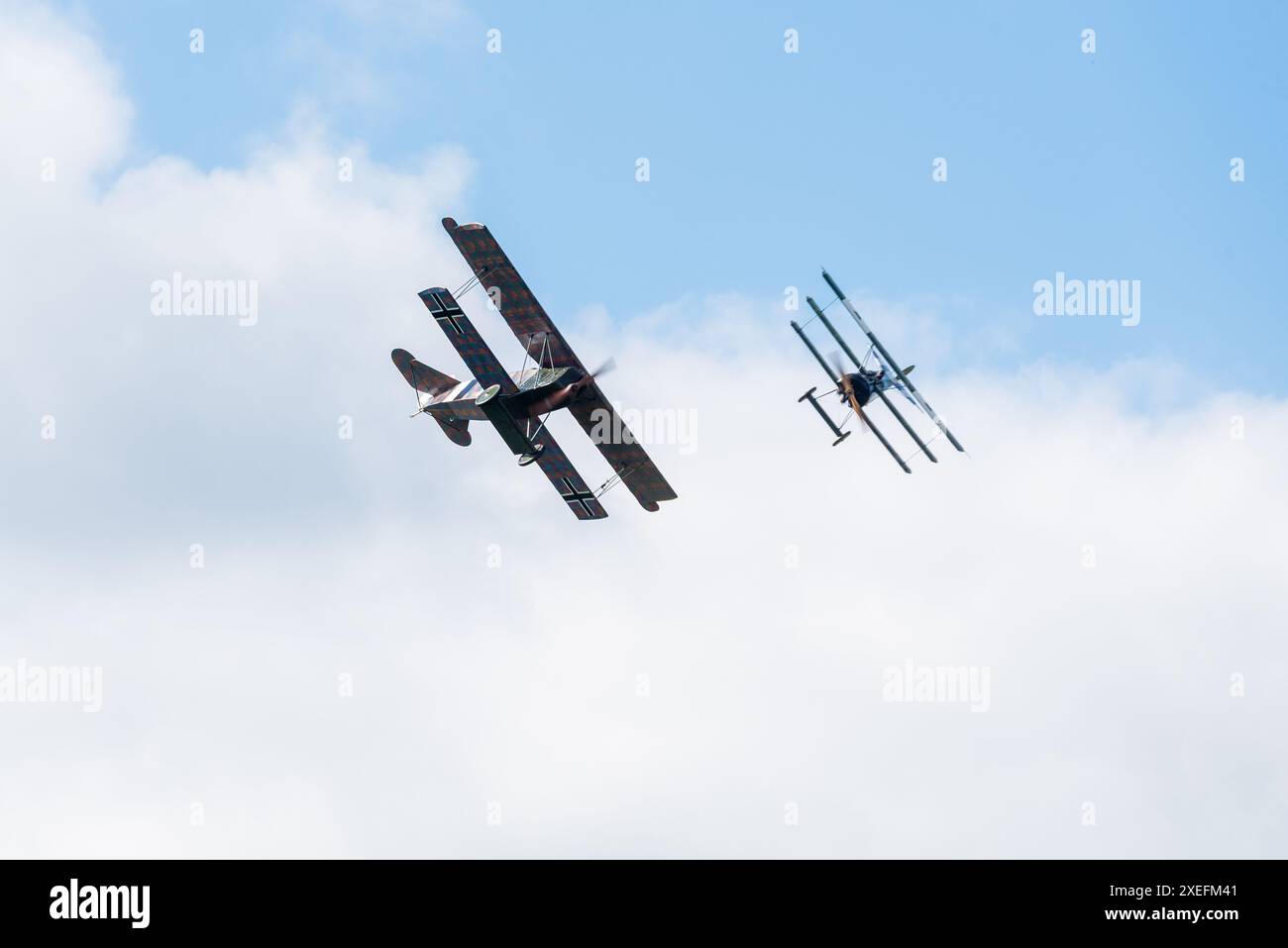 Deutsche Fokker Dr.1 fliegt hinter einem Fokker DVII auf der Sywell Airshow 2024. Erste Reproduktionen des Ersten Weltkriegs durch den Piloten Mikael Carlson Stockfoto