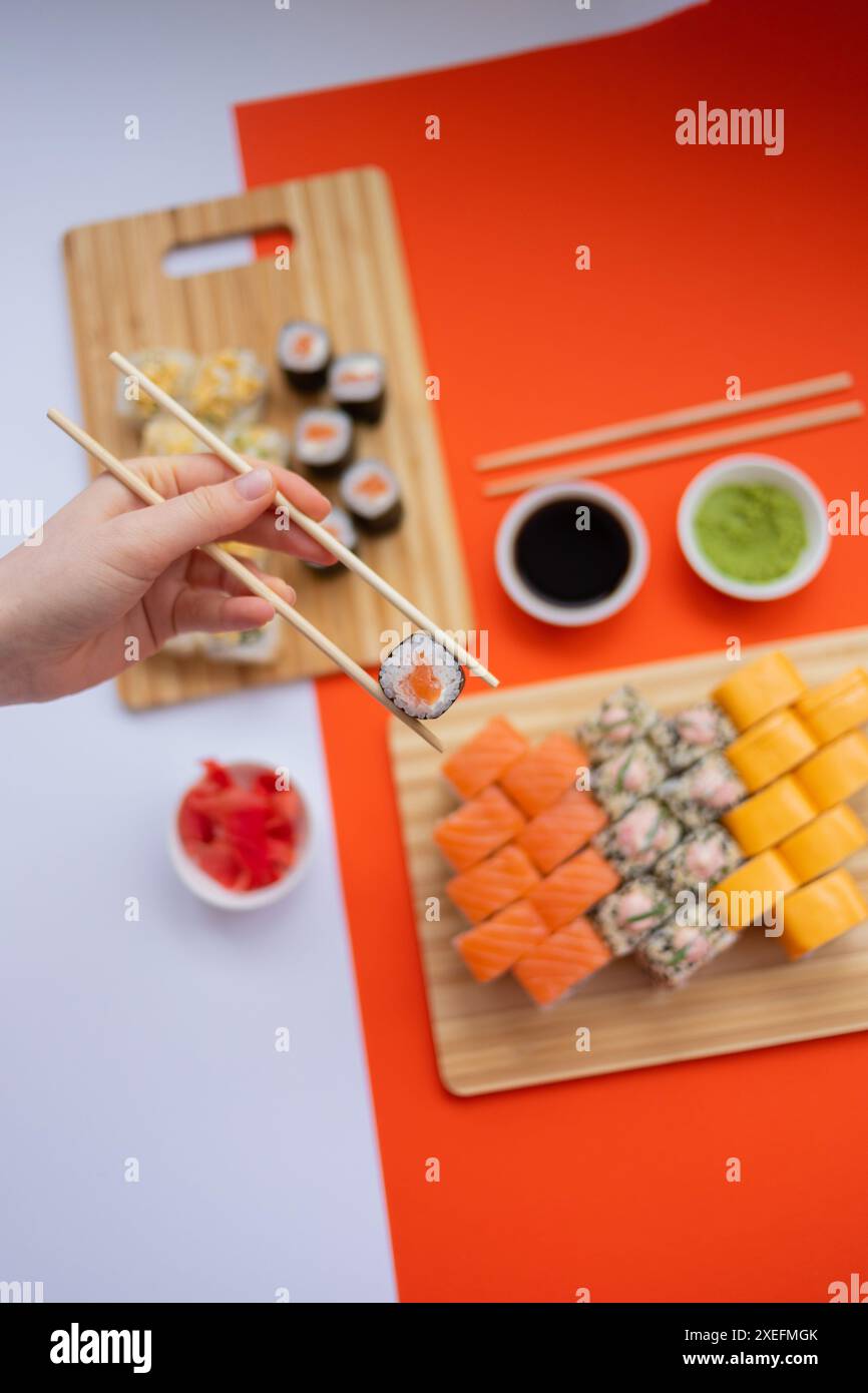 Sushi-Lieferung. Satz Rollen in einer Einwegverpackung auf schwarzem Hintergrund. Draufsicht Stockfoto