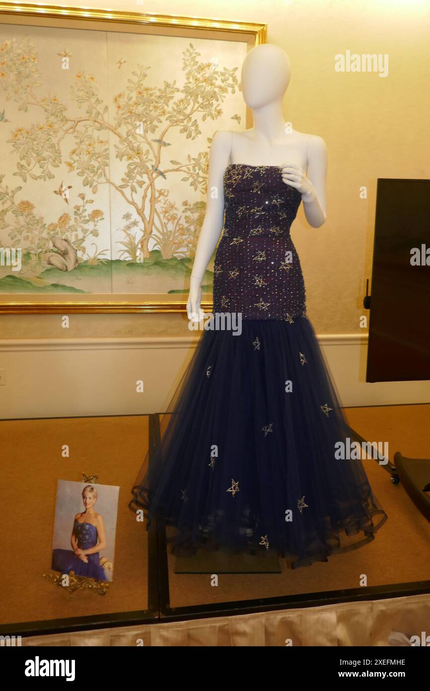 Beverly Hills, Kalifornien, USA 27. Juni 2024 Prinzessin Diana 1986 Murray Arbeid Midnight Blue Tulle Diamante Sternkleid im JulienÕs Princess DianaÕs Elegance & A Royal Collection versteigert am 27. Juni 2024 in Beverly Hills, Kalifornien, USA. Dieses Kleid wurde für $780.000 verkauft. Foto: Barry King/Alamy Live News Stockfoto