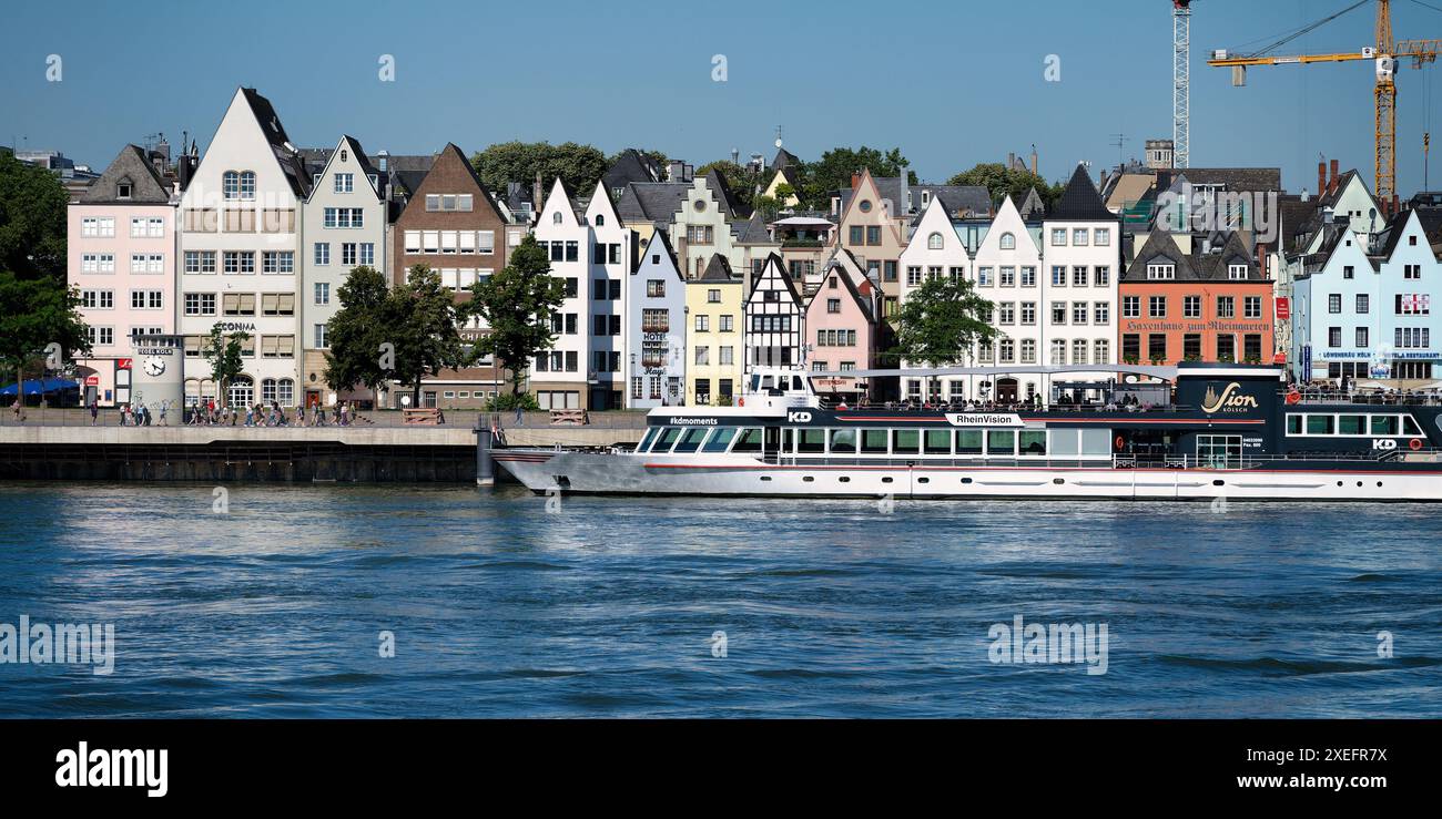 Köln, Deutschland 25. Juni 2024: Das Ausflugsschiff rheinvision liegt vor der malerischen kölner Altstadt Stockfoto