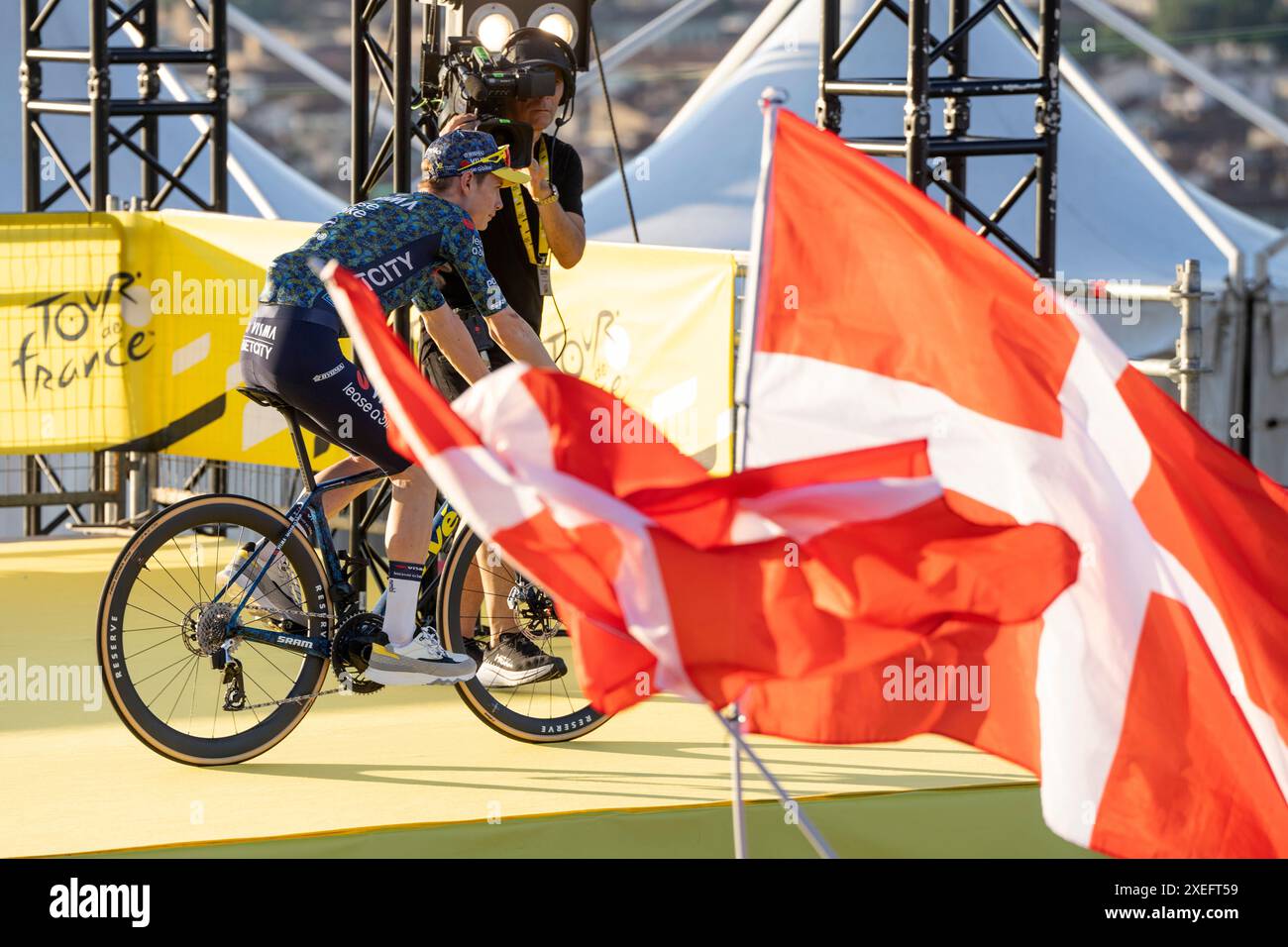 Florenz, Italien. Juni 2024. Der dänische Fahrer Jonas Vingegaard und das Team Visma Lease a Bike werden vorgestellt – die Teams und Fahrer, die am weltgrößten Radrennen Tour de France 2024 teilnehmen, werden am Donnerstag, den 27. Juni 2024 in Florenz vorgestellt. (Foto: Bo Amstrup/Ritzau Scanpix) Credit: Ritzau/Alamy Live News Stockfoto