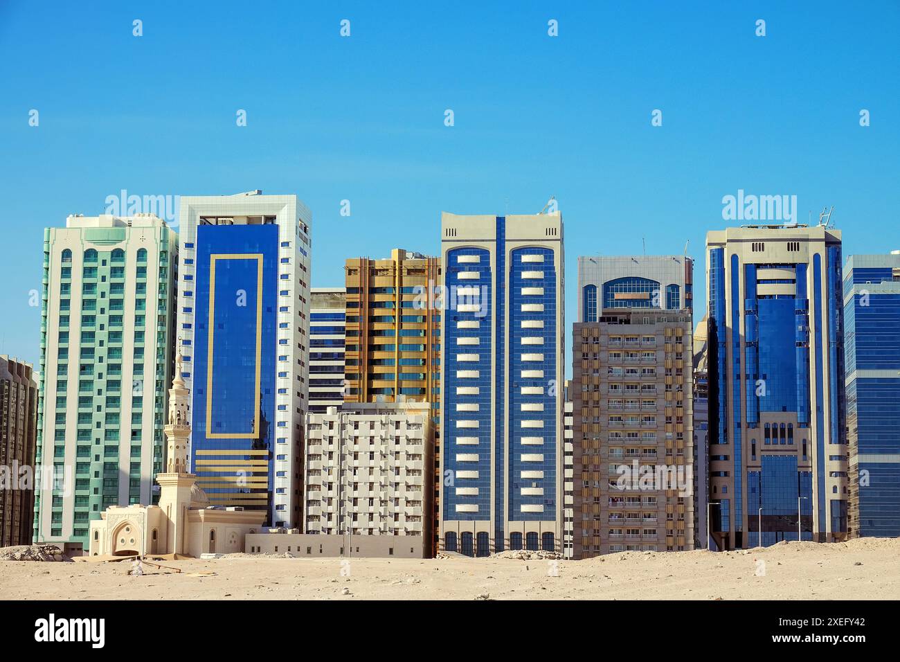 Eine moderne neue Stadt erhebt sich direkt aus dem Wüstensand, Satellitenentwicklungen. Abu Dhabi. - Zivilisationsoase und urbanisiertes Umweltkonzept Stockfoto