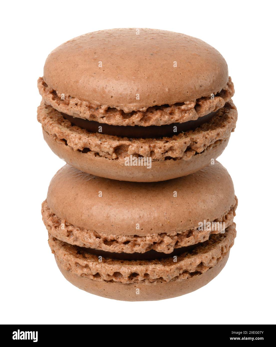 Stapel von Schokoladenmakaronen auf isoliertem Hintergrund Stockfoto