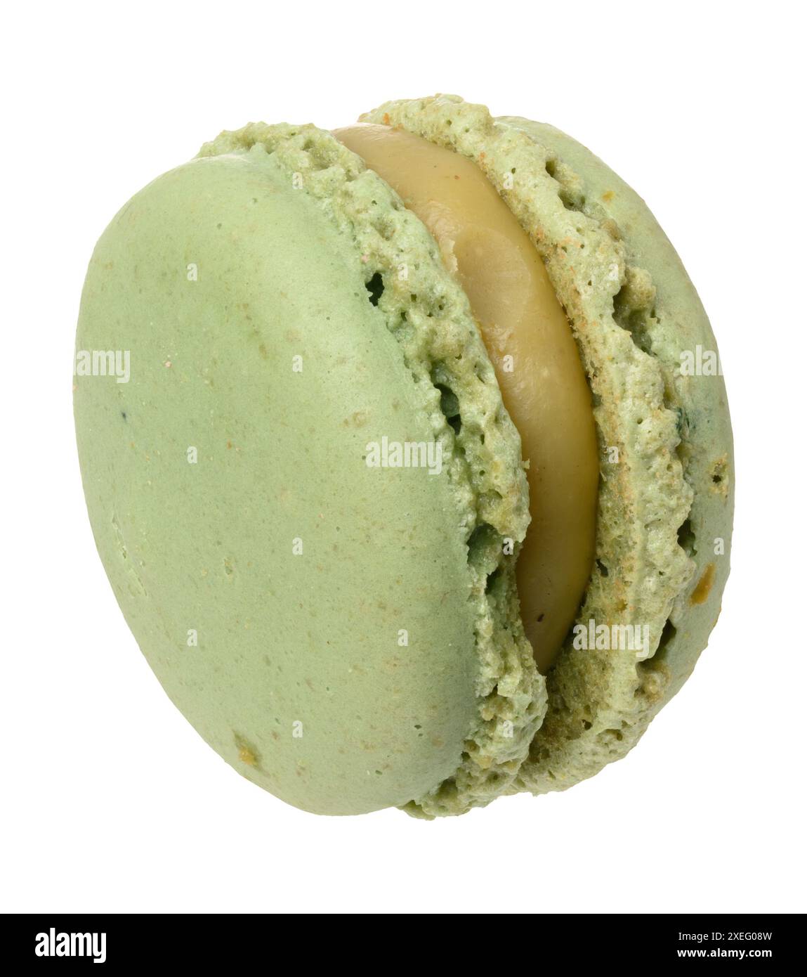 Grüner Pistazien-Macaron auf weißem isoliertem Hintergrund Stockfoto