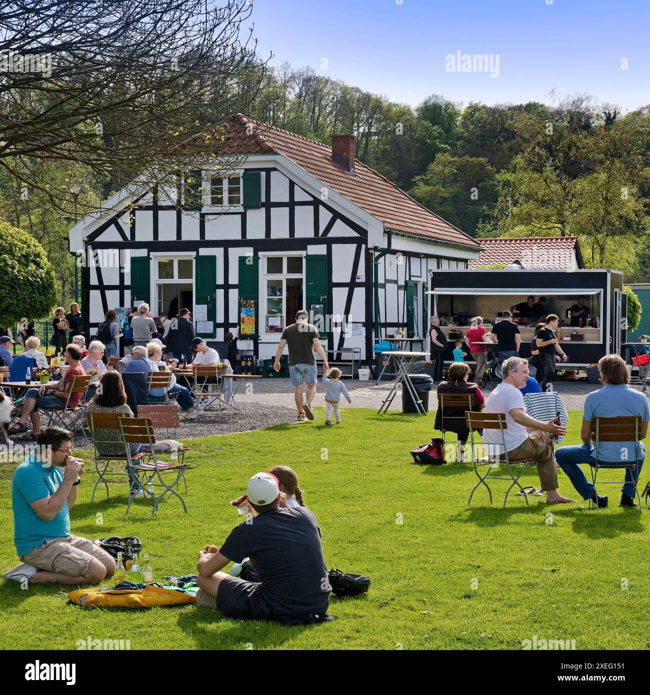 Menschen im Haus der königlichen Schleusenpfleger am Ruhrtal-Radweg, Witten, Deutschland, Europa Stockfoto