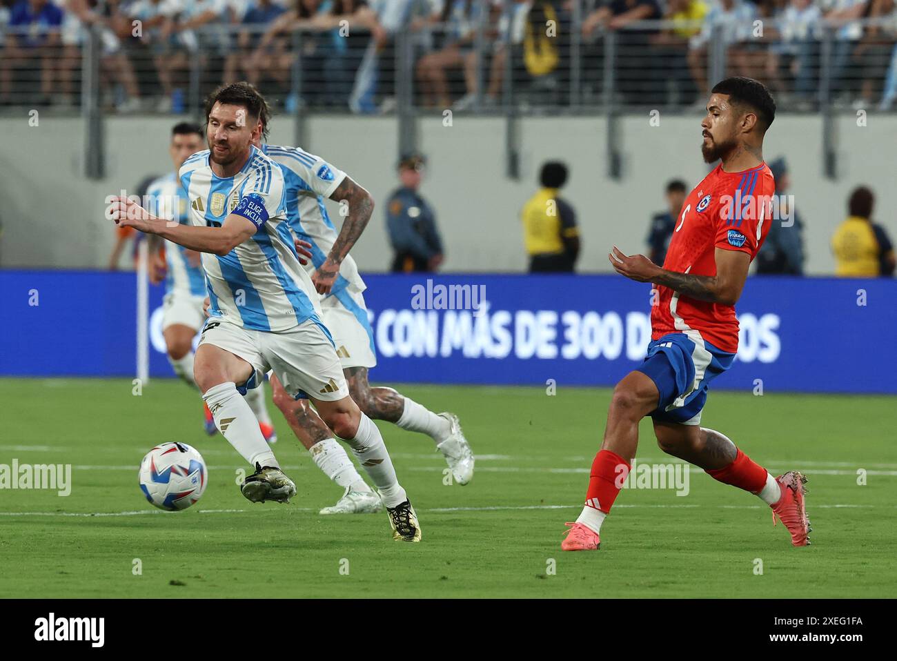 Der argentinische Stürmer Lionel Messi (L) wetteifertet am 25. Juni ...