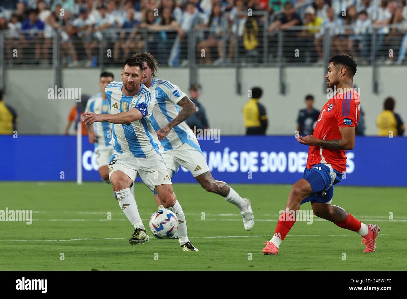 Der argentinische Stürmer Lionel Messi (L) wetteifertet am 25. Juni ...