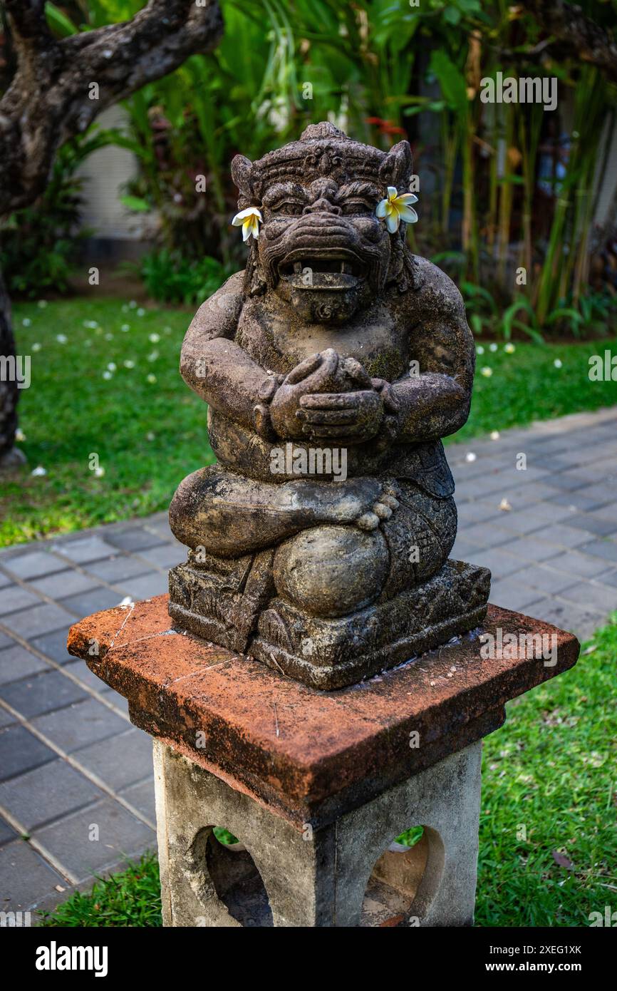 Park mit Pflanzen, traditionellen Statuen des hinduistischen Glaubens, Bali, Indonesien Stockfoto
