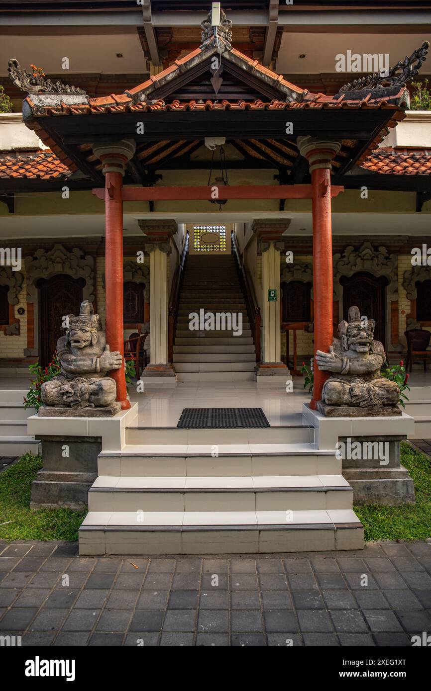 Park mit Pflanzen, traditionellen Statuen des hinduistischen Glaubens, Bali, Indonesien Stockfoto