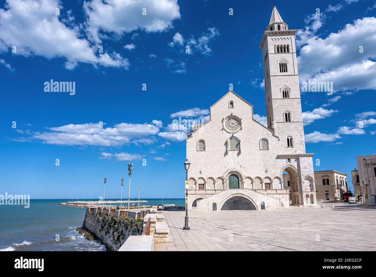 Die wunderschöne Kathedrale von Trani in Apulien, Italien, und die Adria Stockfoto