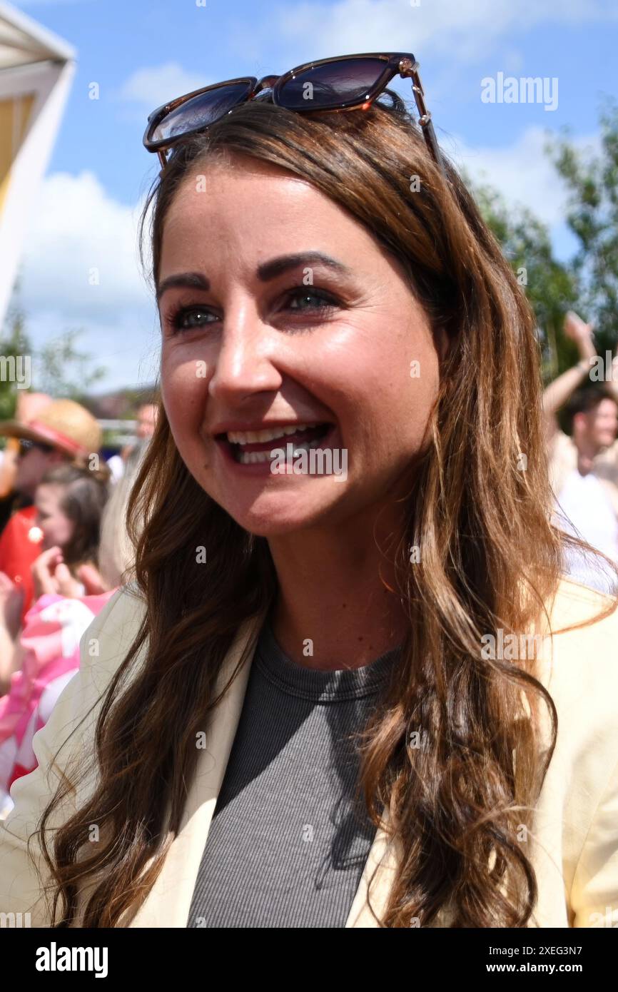 Rost, Deutschland. Juni 2024. Rust, Deutschland - 16. Juni 2024: ARD-TV-Show 'immer wieder sonntags' im Europa-Park mit Moderator Stefan Mross, Eva Luginger (Foto: Mediensegel/SIPA USA) Credit: SIPA USA/Alamy Live News Stockfoto Rost, Deutschland. Juni 2024. Rust, Deutschland - 16. Juni 2024: ARD-TV-Show 'immer wieder sonntags' im Europa-Park mit Moderator Stefan Mross, Eva Luginger (Foto: Mediensegel/SIPA USA) Credit: SIPA USA/Alamy Live News Stockfoto