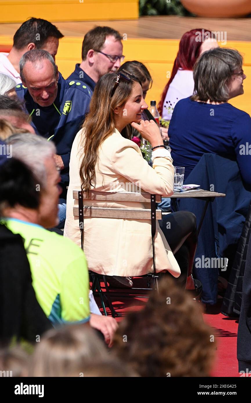 Rost, Deutschland. Juni 2024. Rust, Deutschland - 16. Juni 2024: ARD-TV-Show 'immer wieder sonntags' im Europa-Park mit Moderator Stefan Mross, Eva Luginger (Foto: Mediensegel/SIPA USA) Credit: SIPA USA/Alamy Live News Stockfoto Rost, Deutschland. Juni 2024. Rust, Deutschland - 16. Juni 2024: ARD-TV-Show 'immer wieder sonntags' im Europa-Park mit Moderator Stefan Mross, Eva Luginger (Foto: Mediensegel/SIPA USA) Credit: SIPA USA/Alamy Live News Stockfoto