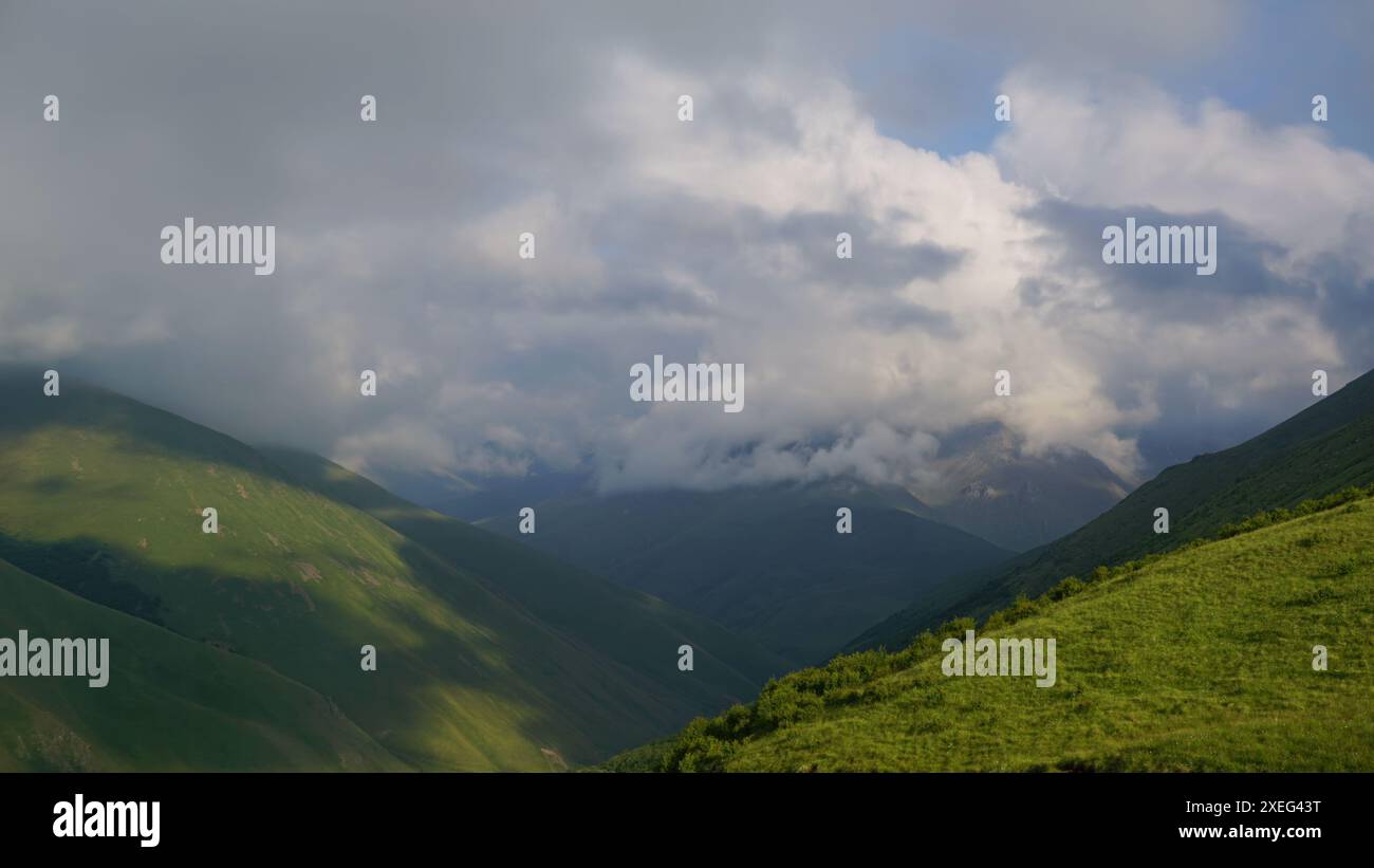 Berge und Wolken in der Abenddämmerung Stockfoto