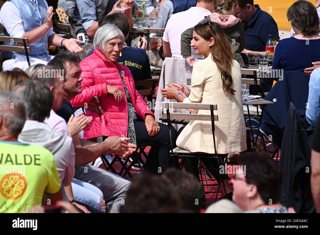 Rost, Deutschland. Juni 2024. Rust, Deutschland - 16. Juni 2024: ARD-TV-Show 'immer wieder sonntags' im Europa-Park mit Moderator Stefan Mross, Stefanie Mross, Eva Luginger (Foto: Mediensegel/SIPA USA) Credit: SIPA USA/Alamy Live News Stockfoto Rost, Deutschland. Juni 2024. Rust, Deutschland - 16. Juni 2024: ARD-TV-Show 'immer wieder sonntags' im Europa-Park mit Moderator Stefan Mross, Stefanie Mross, Eva Luginger (Foto: Mediensegel/SIPA USA) Credit: SIPA USA/Alamy Live News Stockfoto