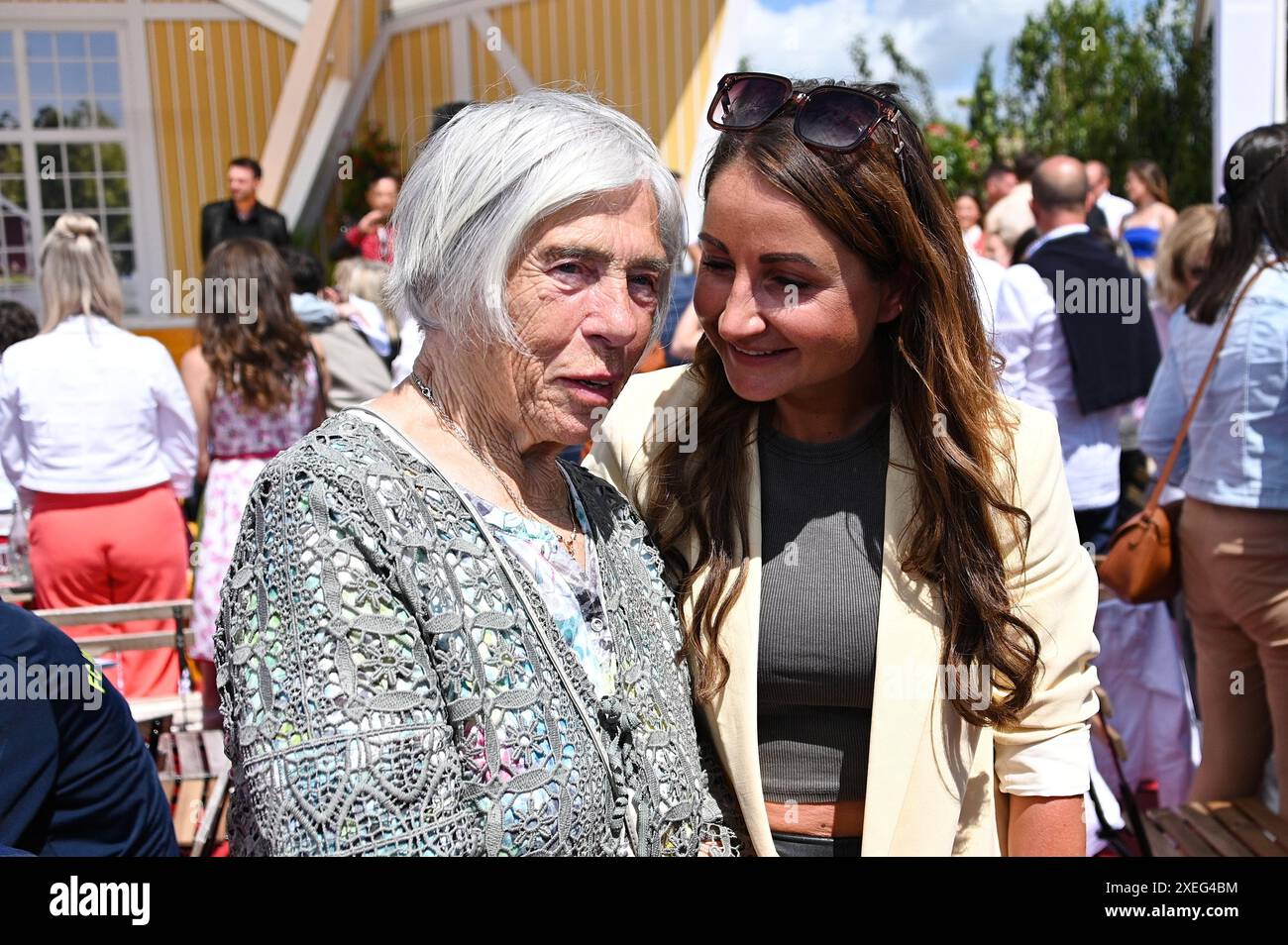 Rost, Deutschland. Juni 2024. Rust, Deutschland - 16. Juni 2024: ARD-TV-Show 'immer wieder sonntags' im Europa-Park mit Moderator Stefan Mross, Stefanie Mross, Eva Luginger (Foto: Mediensegel/SIPA USA) Credit: SIPA USA/Alamy Live News Stockfoto Rost, Deutschland. Juni 2024. Rust, Deutschland - 16. Juni 2024: ARD-TV-Show 'immer wieder sonntags' im Europa-Park mit Moderator Stefan Mross, Stefanie Mross, Eva Luginger (Foto: Mediensegel/SIPA USA) Credit: SIPA USA/Alamy Live News Stockfoto