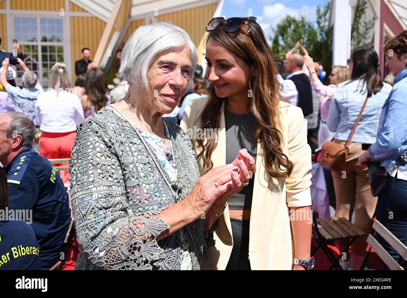 Rost, Deutschland. Juni 2024. Rust, Deutschland - 16. Juni 2024: ARD-TV-Show 'immer wieder sonntags' im Europa-Park mit Moderator Stefan Mross, Stefanie Mross, Eva Luginger (Foto: Mediensegel/SIPA USA) Credit: SIPA USA/Alamy Live News Stockfoto Rost, Deutschland. Juni 2024. Rust, Deutschland - 16. Juni 2024: ARD-TV-Show 'immer wieder sonntags' im Europa-Park mit Moderator Stefan Mross, Stefanie Mross, Eva Luginger (Foto: Mediensegel/SIPA USA) Credit: SIPA USA/Alamy Live News Stockfoto