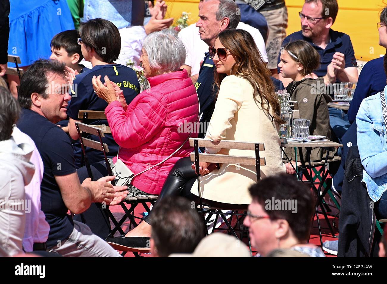 Rost, Deutschland. Juni 2024. Rust, Deutschland - 16. Juni 2024: ARD-TV-Show 'immer wieder sonntags' im Europa-Park mit Moderator Stefan Mross, Stefanie Mross, Eva Luginger (Foto: Mediensegel/SIPA USA) Credit: SIPA USA/Alamy Live News Stockfoto Rost, Deutschland. Juni 2024. Rust, Deutschland - 16. Juni 2024: ARD-TV-Show 'immer wieder sonntags' im Europa-Park mit Moderator Stefan Mross, Stefanie Mross, Eva Luginger (Foto: Mediensegel/SIPA USA) Credit: SIPA USA/Alamy Live News Stockfoto