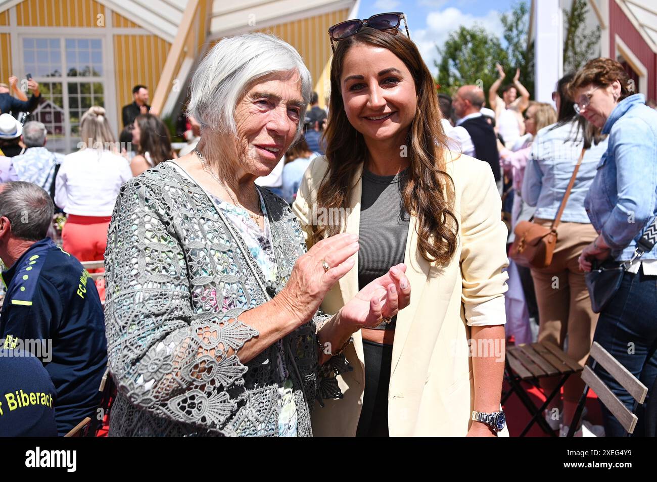 Rost, Deutschland. Juni 2024. Rust, Deutschland - 16. Juni 2024: ARD-TV-Show 'immer wieder sonntags' im Europa-Park mit Moderator Stefan Mross, Stefanie Mross, Eva Luginger (Foto: Mediensegel/SIPA USA) Credit: SIPA USA/Alamy Live News Stockfoto Rost, Deutschland. Juni 2024. Rust, Deutschland - 16. Juni 2024: ARD-TV-Show 'immer wieder sonntags' im Europa-Park mit Moderator Stefan Mross, Stefanie Mross, Eva Luginger (Foto: Mediensegel/SIPA USA) Credit: SIPA USA/Alamy Live News Stockfoto