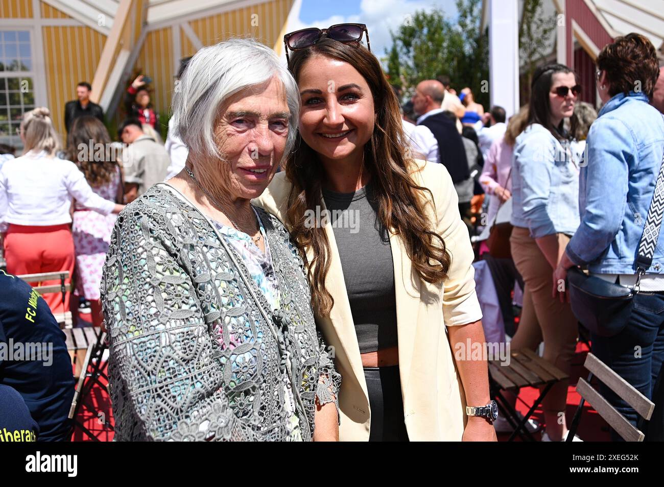 Rost, Deutschland. Juni 2024. Rust, Deutschland - 16. Juni 2024: ARD-TV-Show 'immer wieder sonntags' im Europa-Park mit Moderator Stefan Mross, Stefanie Mross, Eva Luginger (Foto: Mediensegel/SIPA USA) Credit: SIPA USA/Alamy Live News Stockfoto Rost, Deutschland. Juni 2024. Rust, Deutschland - 16. Juni 2024: ARD-TV-Show 'immer wieder sonntags' im Europa-Park mit Moderator Stefan Mross, Stefanie Mross, Eva Luginger (Foto: Mediensegel/SIPA USA) Credit: SIPA USA/Alamy Live News Stockfoto