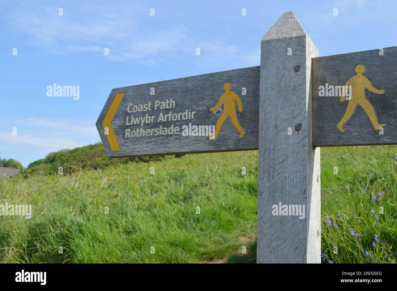 Zweisprachige Beschilderung auf dem Küstenwanderweg an der Rotherslade Bay. Swansea, Wales, Vereinigtes Königreich. Mai 2024. Stockfoto