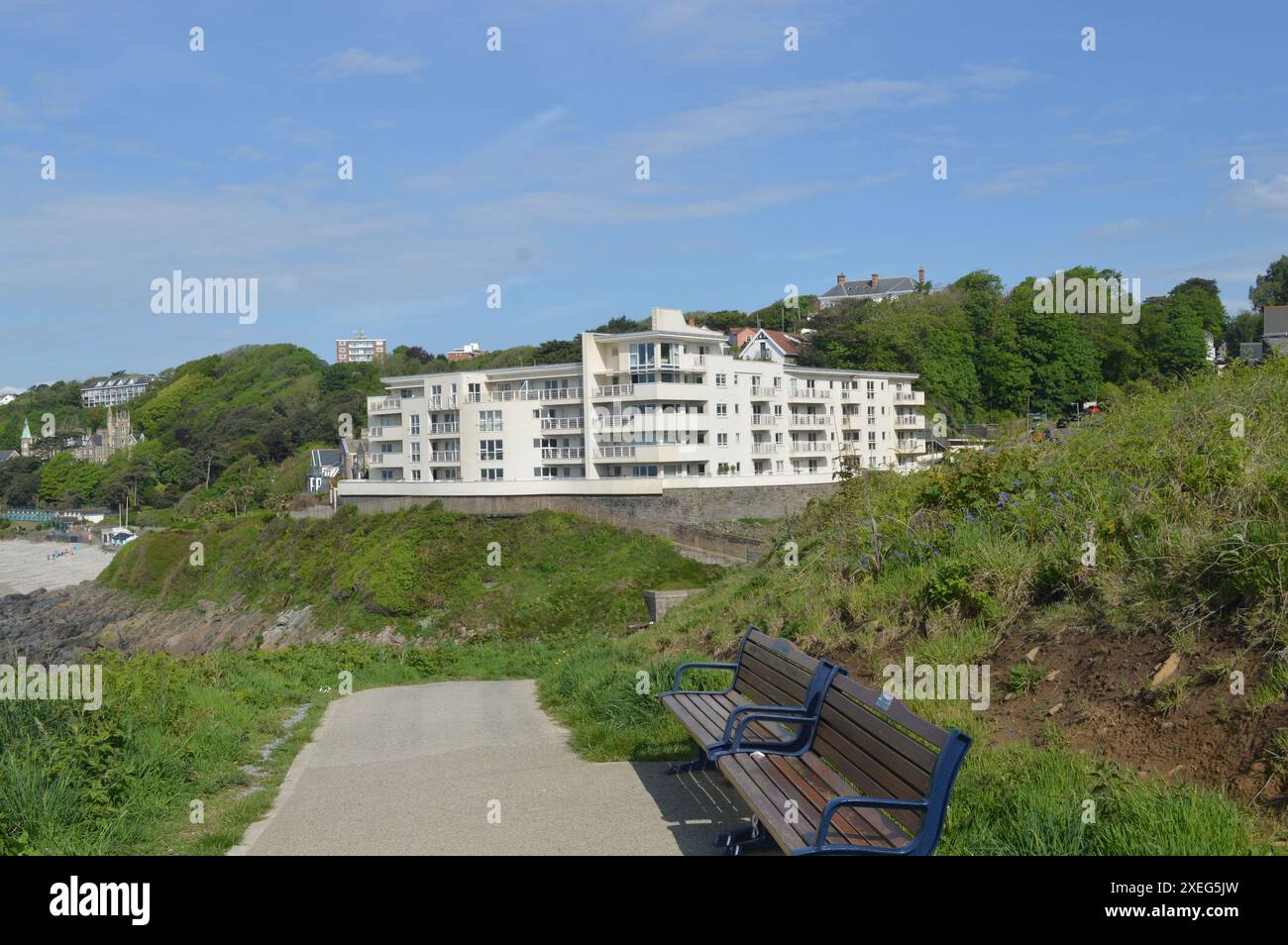 Die Osborne Apartments by Rotherslade Bay, von einem Fußweg aus gesehen, der Limeslade und Langland verbindet. Swansea, Wales, Vereinigtes Königreich. Mai 2024. Stockfoto