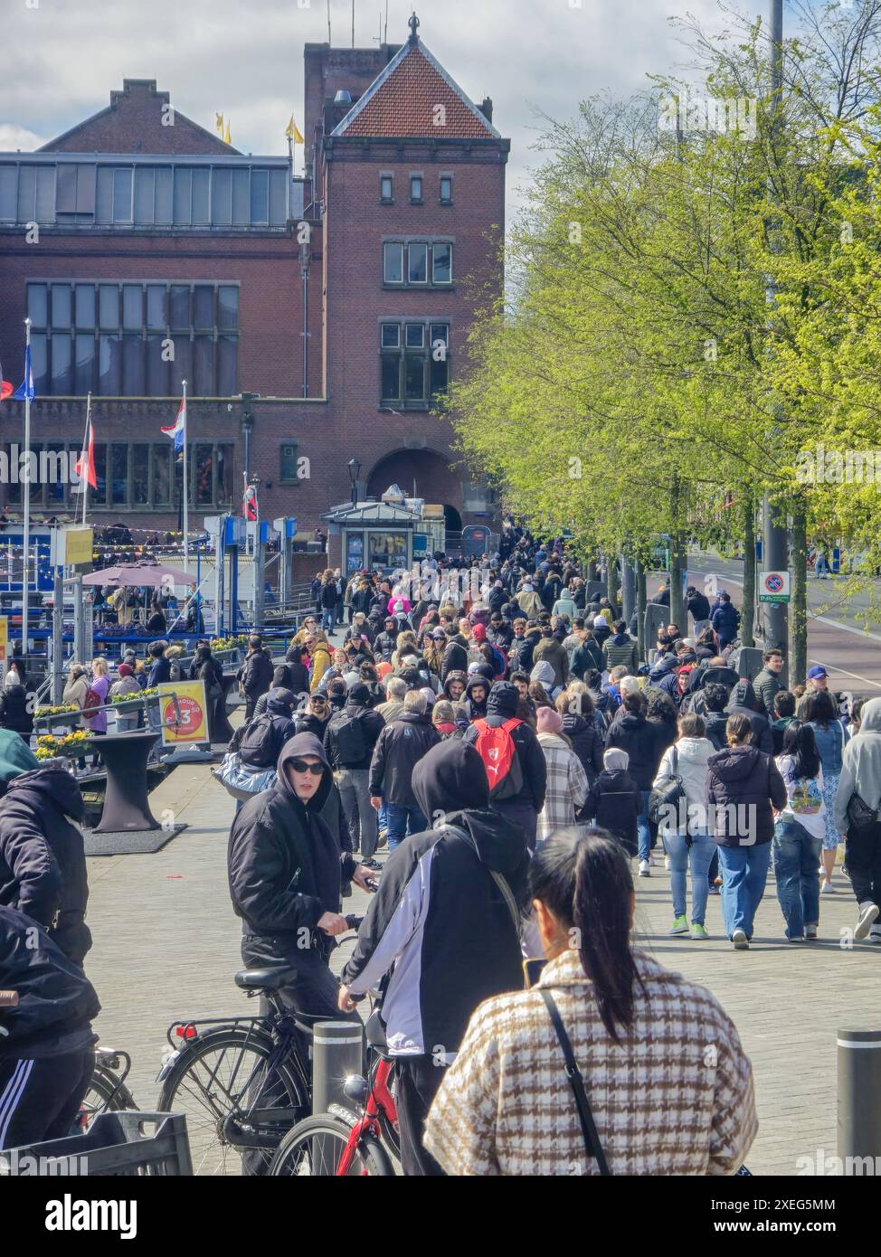 Eine belebte Straße voller verschiedener Menschen, die in einer organisierten, aber fließenden Bewegung zusammen laufen und so eine dynamische an erzeugen Stockfoto