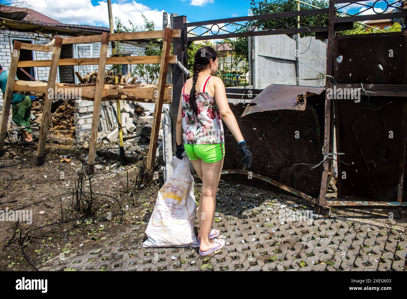 Derhachi, Ukraine, 27. Juni 2024 Bewohner zerstörter Häuser in der Stadt Derhachi säubern die Trümmer nach dem Streik der russischen Streitkräfte mit Stockfoto