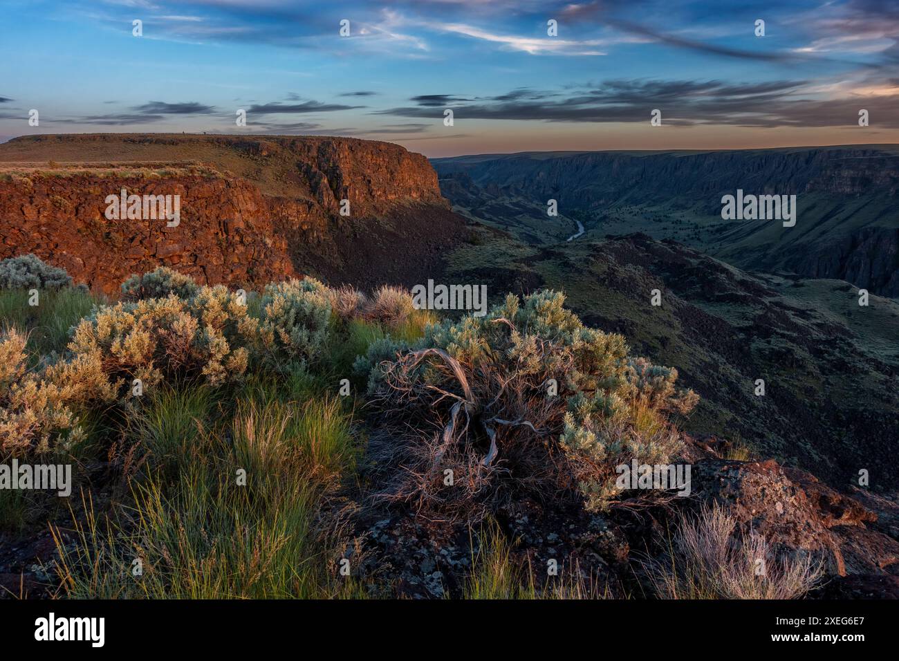 Sonnenuntergang und Mondschein am Owyhee Canyon Overlook in Oregon Stockfoto