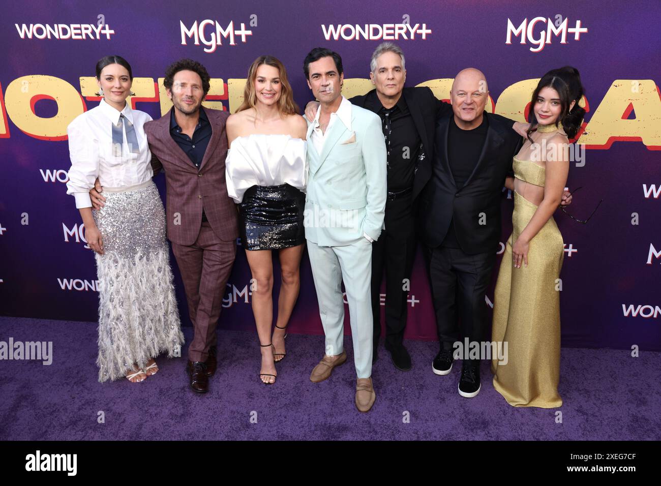 Tania Watson, Mark Feuerstein, Laura Gordon, Danny Pino, Yul Vazquez, Michael Chiklis und Corina Bradley nehmen an der Premiere von MGM+'s Hotel Cocai Teil Stockfoto