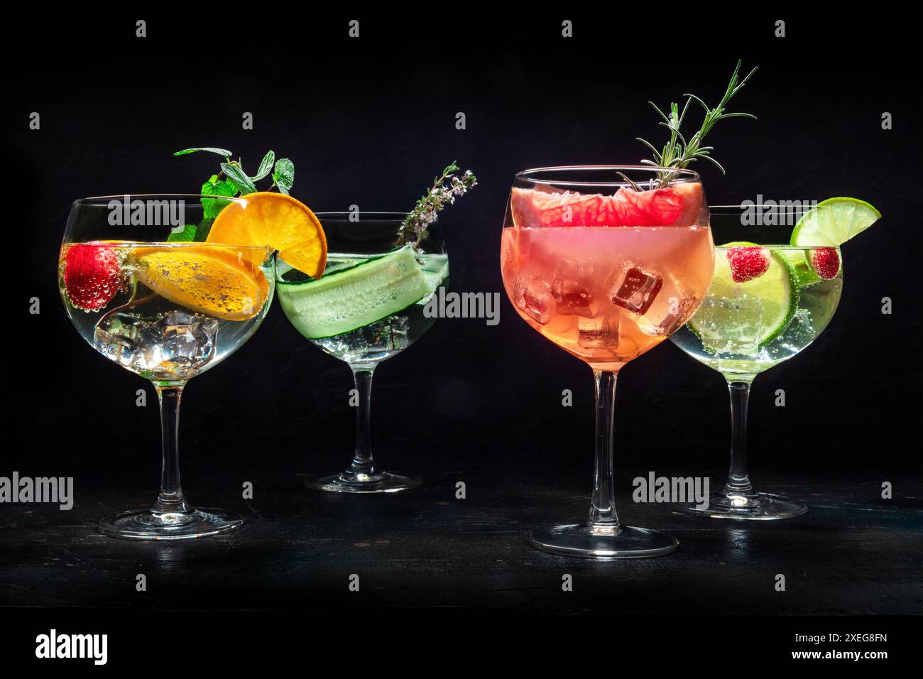 Ausgefallene Cocktails mit frischem Obst. Gin Tonic Drinks mit Eis auf einer Party Stockfoto