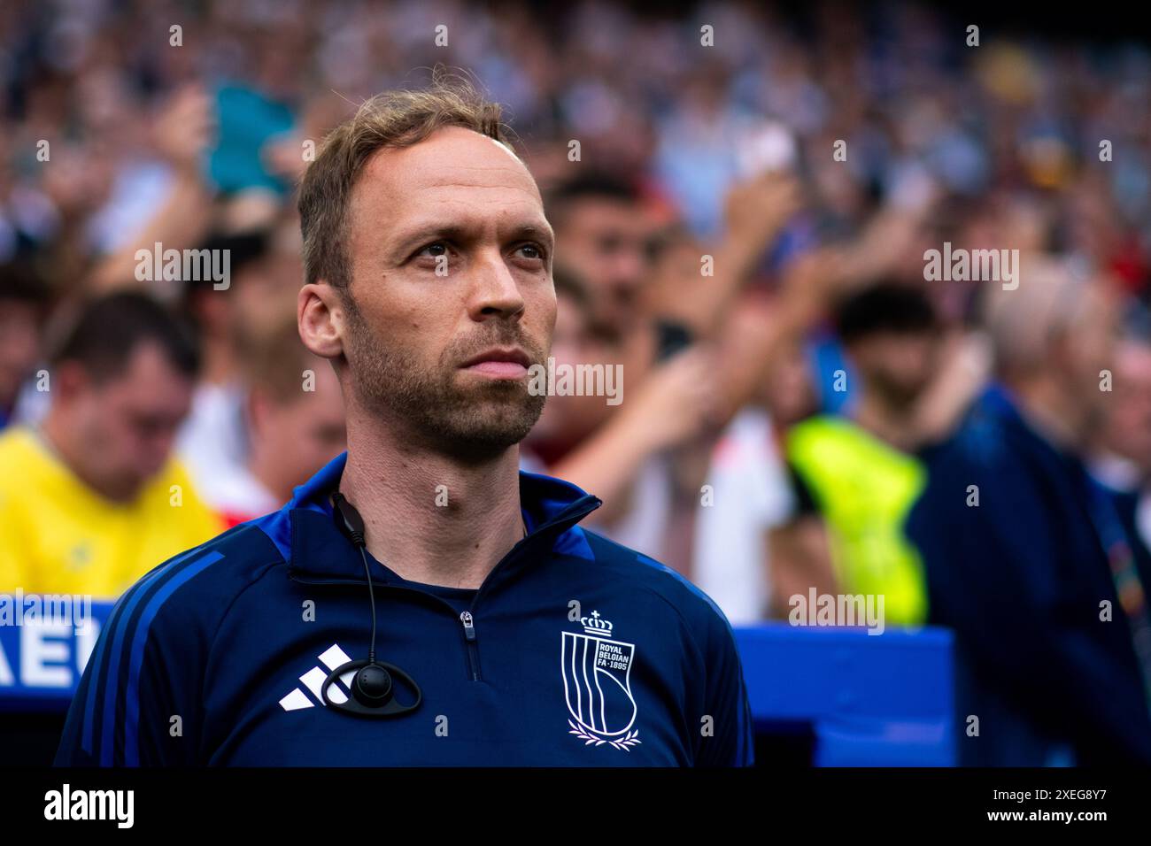 Andreas Hinkel (Belgien, Co-Trainer) bei der Nationalhymne, GER, Ukraine (UKR) gegen Belgien (BEL), Fussball Europameisterschaft, UEFA EURO 2024, Gruppe E, 3. Spieltag, 26.06.2024 Foto: Eibner-Pressefoto/Michael Memmler Stockfoto