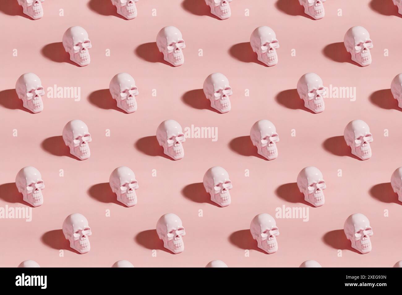 Rosa Schädel auf pastellfarbenem Hintergrund, kreatives Halloween-Muster Stockfoto