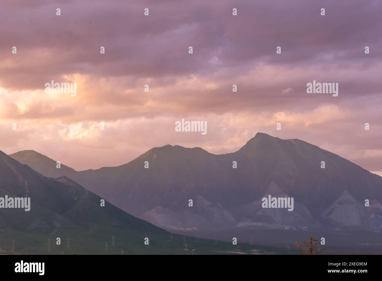 Panoramablick auf einen Sonnenuntergang auf dem Cerro de las Mitras in Monterrey, Mexiko. Stockfoto