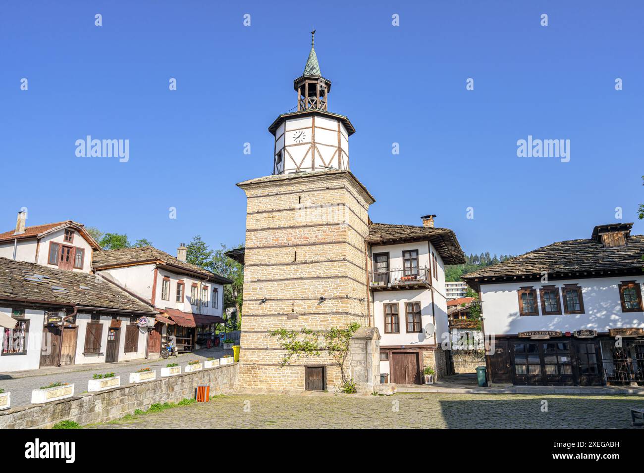 Der Platz und der Uhrenturm in der Altstadt von Trjavna, Bulgarien Stockfoto