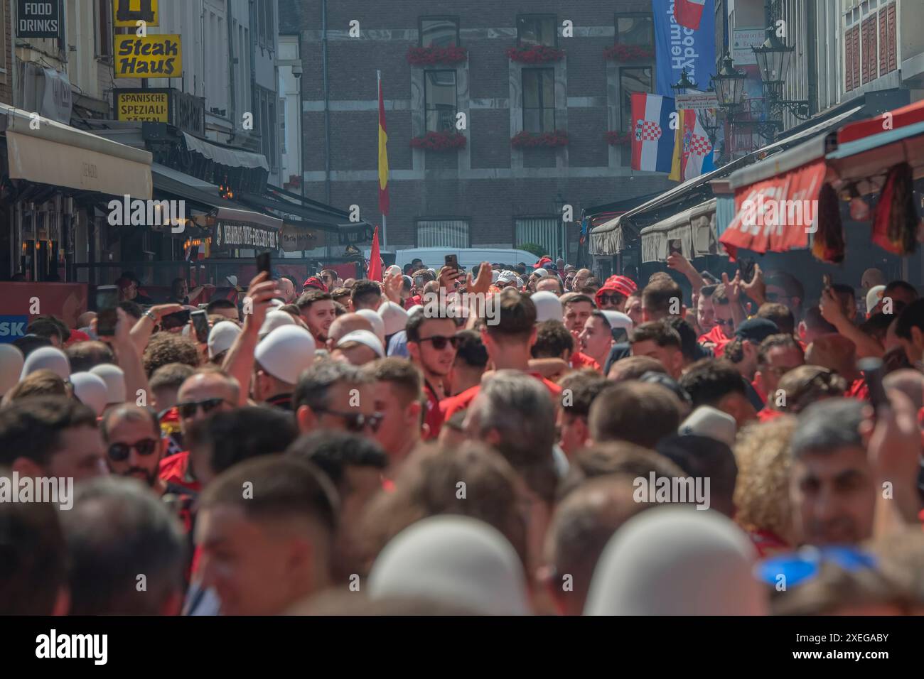 Die berühmte Altstadt von Düsseldorf, voller Fußballfans aus aller Welt, darunter Fans aus Spanien und Albanien während der EURO 2024 Stockfoto